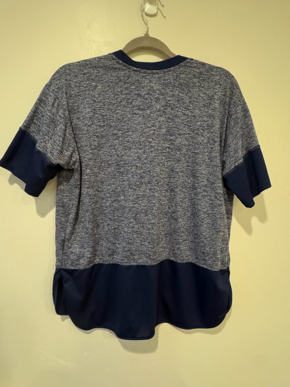 Nike Dri-FIT Heather Blue V-Neck Tee – Women’s M 💙🔥 - Picture 3 of 9